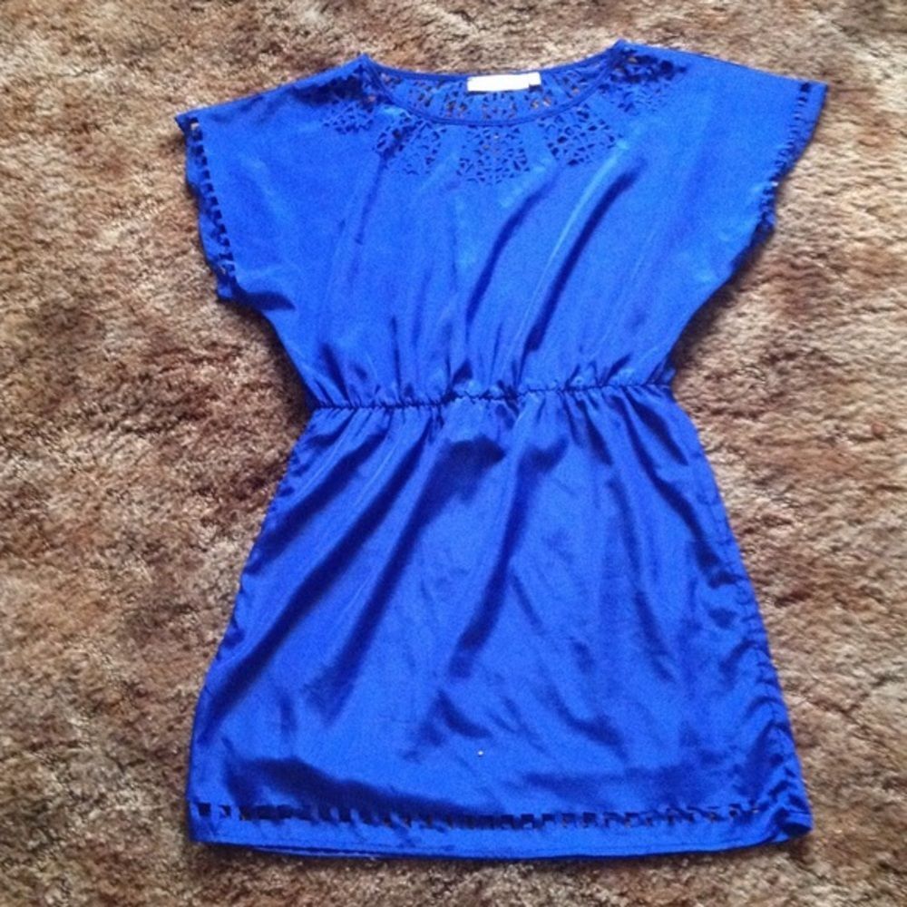 π3/$12 Beautiful laser cut tunic! - Picture 2 of 3